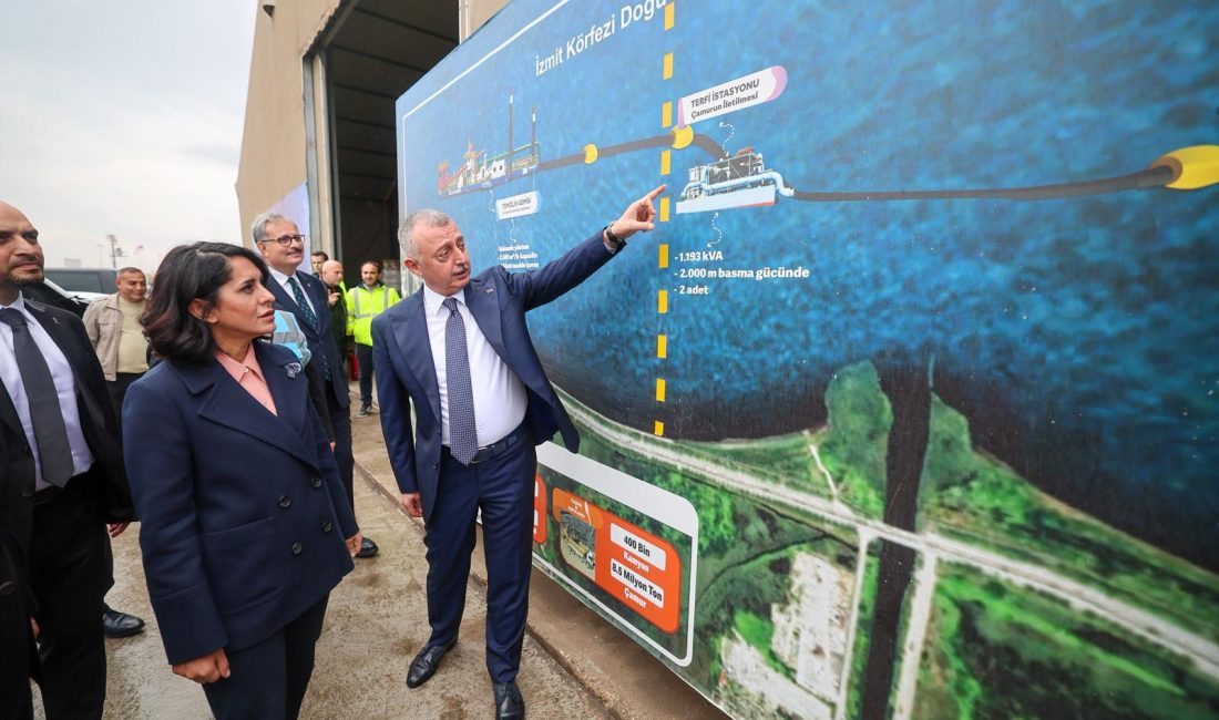 Kocaeli Büyükşehir Belediyesi’nin yürüttüğü İzmit Körfezi Dip Çamuru Temizliği çalışmalarını