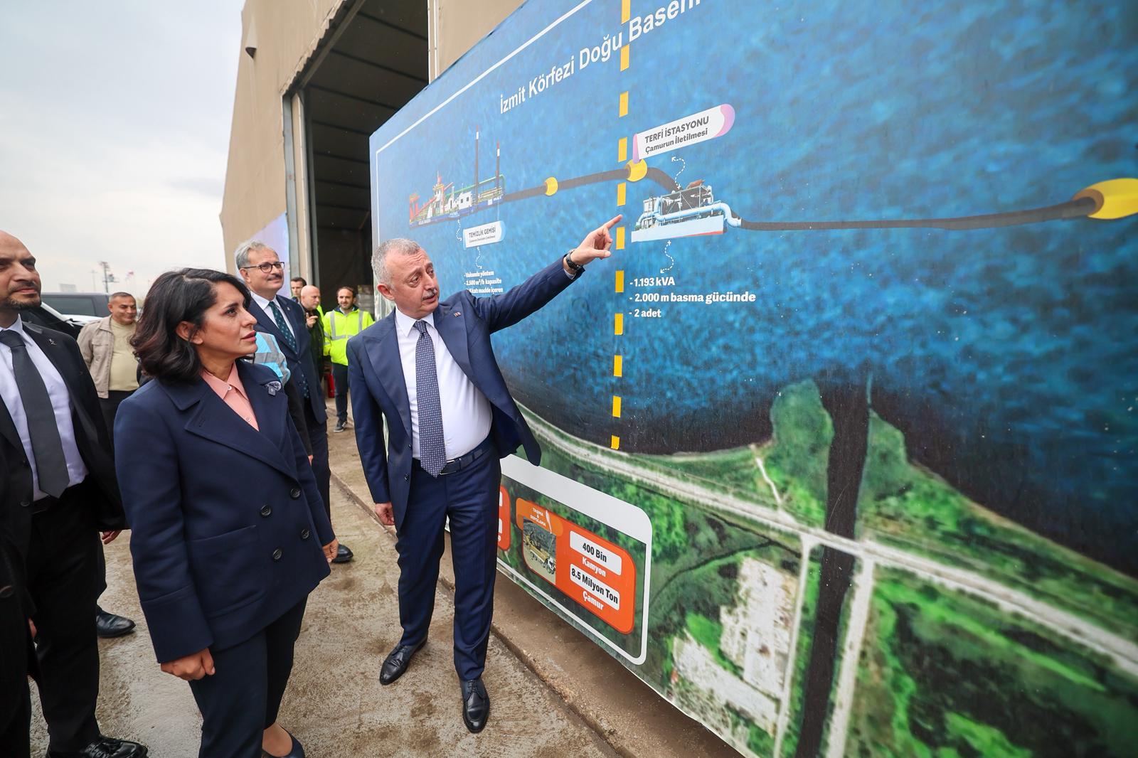 Kocaeli Büyükşehir Belediyesi’nin yürüttüğü İzmit Körfezi Dip Çamuru Temizliği çalışmalarını