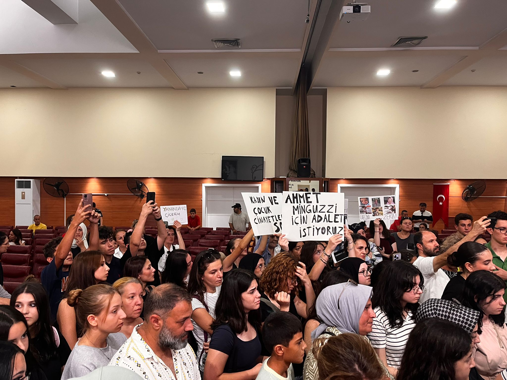 Kocaeli’nin İzmit ilçesinde vatandaşlar, 15 yaşındaki Mattia Ahmet Minguzzi’nin anısını