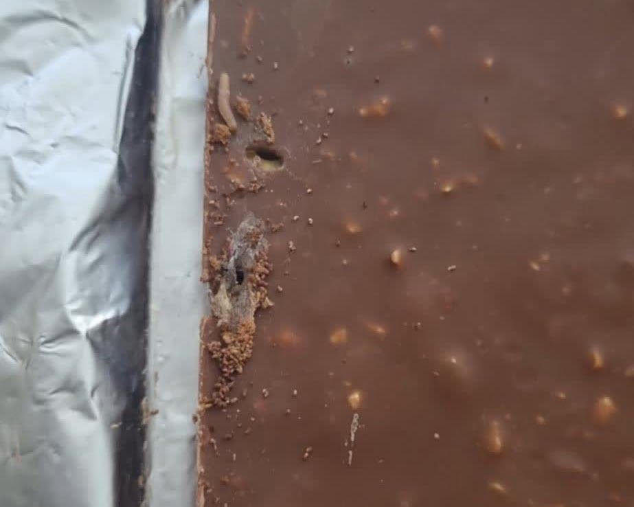 Kocaeli’nin Körfez ilçesinde bir vatandaş, marketten aldığı çikolatanın içinden kurt