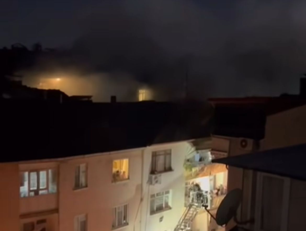 Kocaeli’nin İzmit ilçesi Karabaş Mahallesi’nde 4 katlı bir binanın en