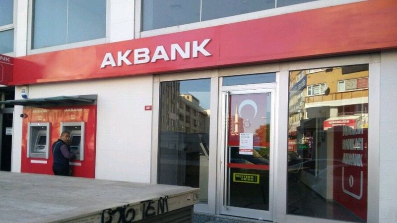 Akbank, sistemlerinde yaşanan ve dünden bu yana devam eden sorun