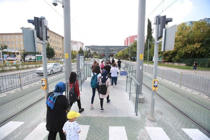 Yahya Kaptan tramvay istasyonunda yoğunluk yaşanması nedeniyle Kocaeli Büyükşehir Belediyesi