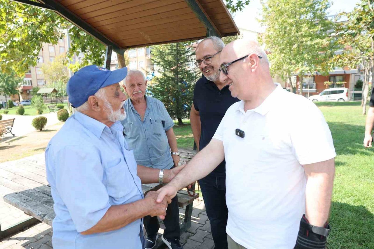 İlçedeki park ve yeşil alanlarda incelemelerde bulunan Darıca Belediye Başkanı