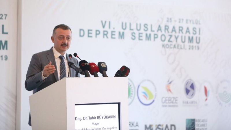 Kocaeli Büyükşehir Belediye Başkanı Tahir Büyükakın, Marmara Denizi'nde meydana gelen