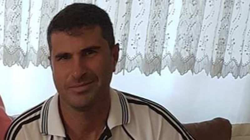 Gölcük İhsaniye'de belediye temizlik işleri çalışanı Adem Özmen, çöp kamyonu