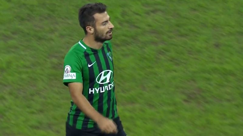 Kocaelispor'un deplasmanda Ofspor'u 3-1 mağlup ettiği karşılaşmanın ilk yarısında omzundan