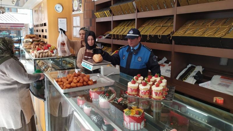 Körfez Belediyesi Zabıta Müdürlüğü ekipleri fırınlarda gramaj denetimi yaptı.