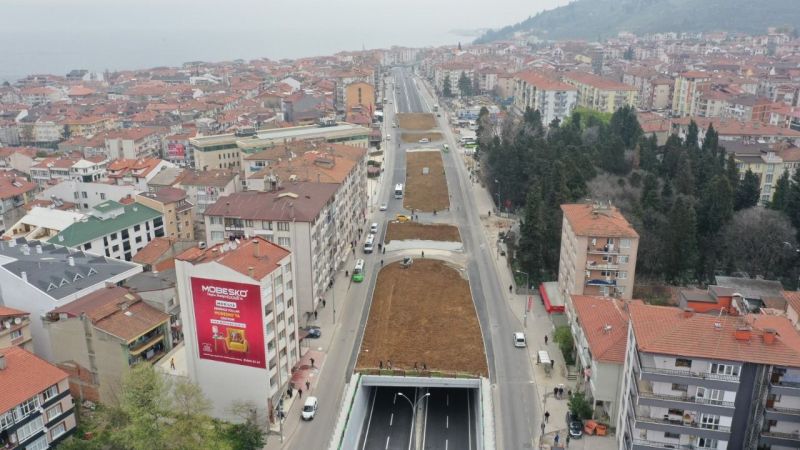 Kocaeli Büyükşehir Belediyesi, Karamürsel Kent Meydanı Köprülü Kavşağı’nda çevre düzenleme