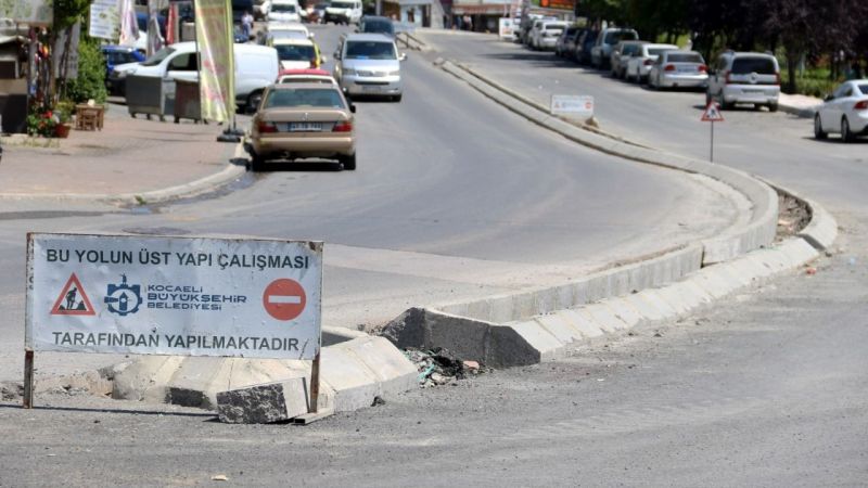 Genişletilerek 4 şeritli yapılan Çayırova ilçesi Fatih Caddesinde yakın zaman
