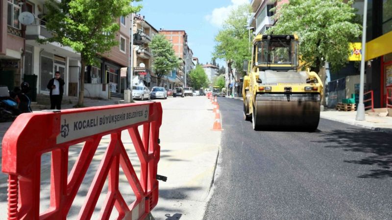 İzmit 28 Haziran Mahallesi eski İstanbul Caddesi’nde gerçekleştirilen asfalt çalışmasını