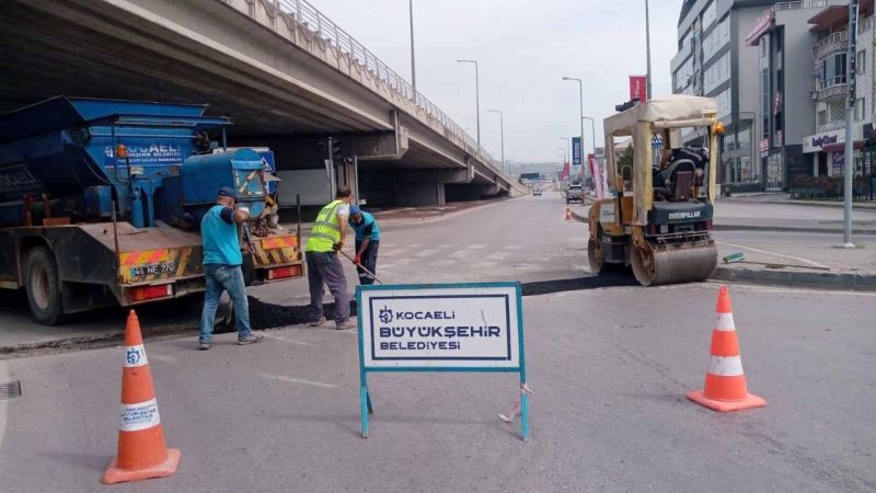 Tam kapanma günlerinde Büyükşehir Belediyesi Fen İşleri ekipleri, İzmit İlçesinde