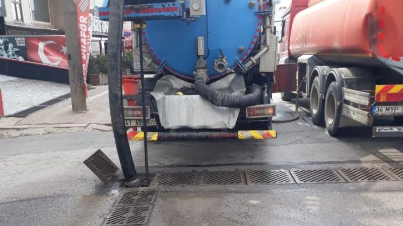 İSU Gebze Şube Müdürlüğü ekipleri, ilçe merkezindeki yağmur suyu ve