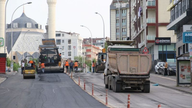 Kocaeli Büyükşehir Belediyesi ekipleri, Gebze Gençlik Caddesi’nde asfalt serimi gerçekleştirdi