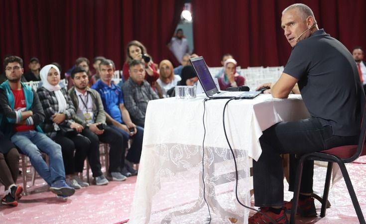 Kocaeli Cumhuriyet ve Gençlik Festivali etkinlikleri kapsamında düzenlenen söyleşiye Güven