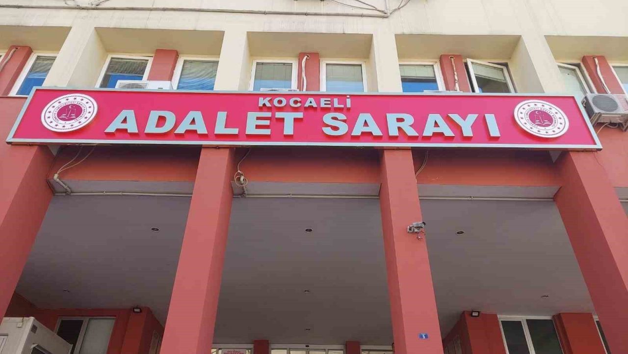 Kocaeli’nin Kandıra ilçesinde kamyonetle çarpışan motosikletteki iki kişinin hayatını kaybettiği