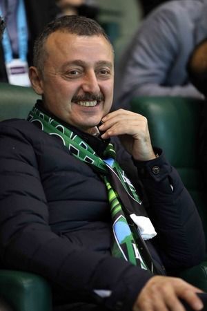 Kocaeli Büyükşehir Belediye Başkanı Tahir Büyükakın, Kocaelispor’un 2-1 kazandığı Turgutluspor