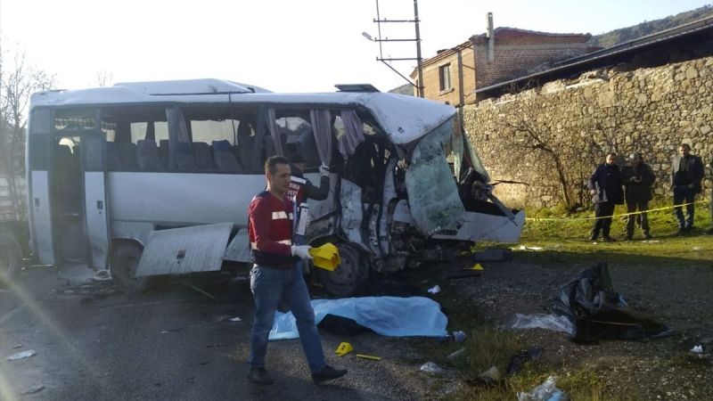 İzmir'in Bergama ilçesinde kamyonla servis minibüsünün çarpışması sonucu 4 kişi