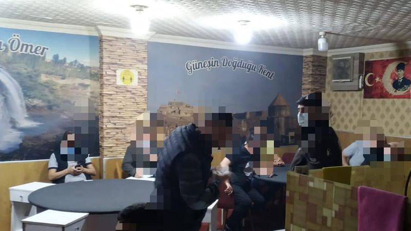 Kocaeli'nin Darıca ilçesinde kahvehanede yeni tip koronavirüs (Kovid-19) tedbirlerini ihlal