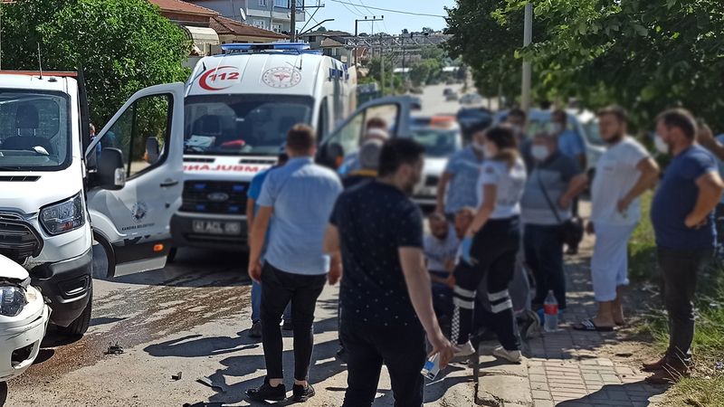 Kandıra'da kamyonetle otomobilin çarpışması sonucu 4 kişi yaralandı.