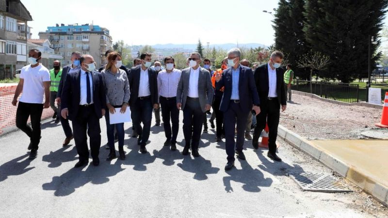 Bir kilometrelik Gölcük Kavaklı Sahil Caddesi’ndeki üst yapı çalışmalarını yerinde