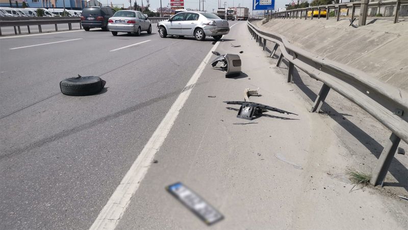 Kocaeli'nin Gebze ilçesinde bariyerlere çarpan otomobilin sürücüsü yaralandı.