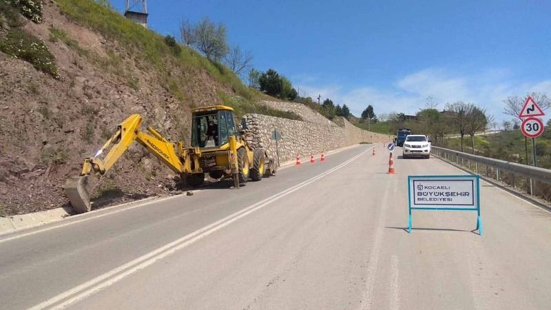 Büyükşehir ekipleri Körfez İlimtepe yolunda yama asfalt ile yoldaki bozuk