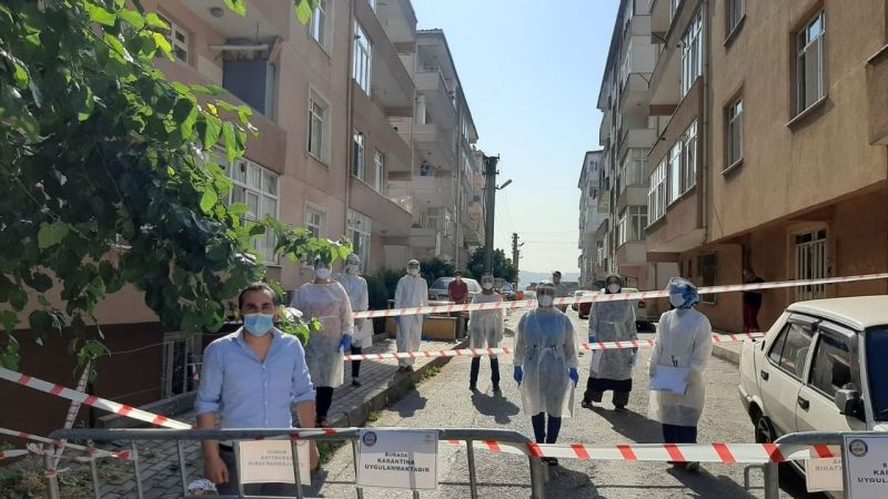 Kocaeli'nin Darıca ilçesinde bir sokak, yeni tip koronavirüs (Kovid-19) tedbirleri