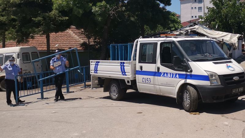 Gebze'de, yeni tip koronavirüs tedbirleri kapsamında bir sokakta karantina uygulaması