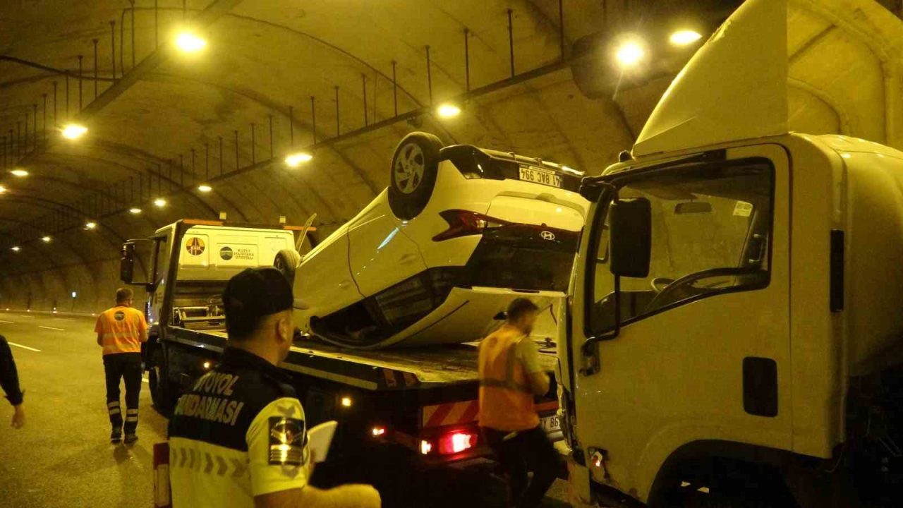 Kuzey Marmara Otoyolu İzmit geçişinde kamyonet ile çarpışan otomobil takla