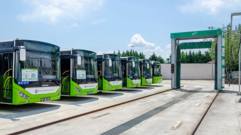 Otobüs Garajında bakımları yapılan otobüsler konforlu ve güvenilir yolculuk sağlarken
