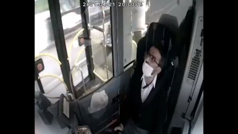 Kocaeli Büyükşehir Belediyesi iştiraklerinden UlaşımPark'a bağlı halk otobüsünün şoförü, seyir