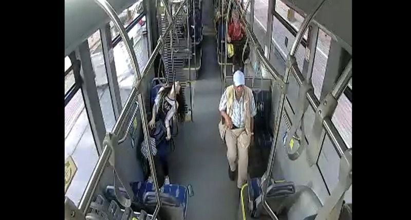 UlaşımPark otobüs şoförü Emrah Acar, aracında bayılan yolcuyu kontrol ettikten