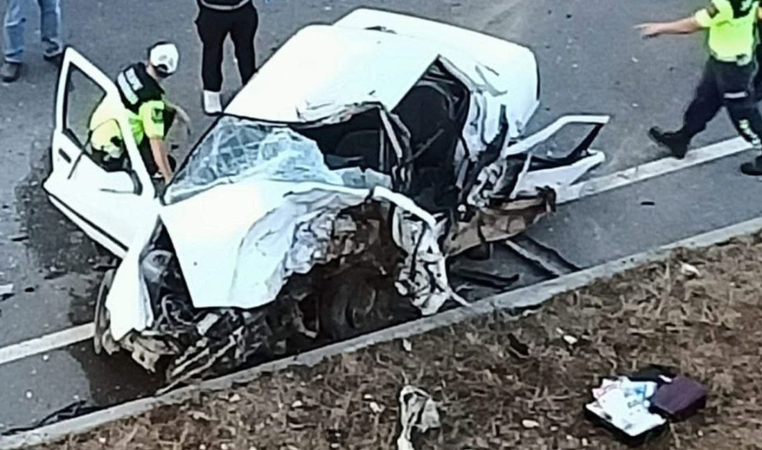 Sakarya’nın Kaynarca ilçesinde hafif ticari araçla otomobil çarpıştı. Hurdaya dönen