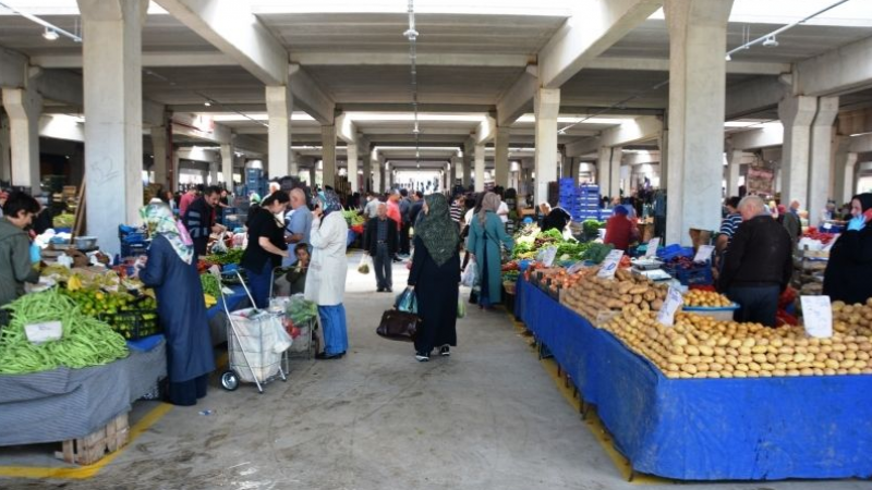 Pazarcının elindeki ürünlerin çürümemesi için 8 ve 15 Mayıs tarihlerinde