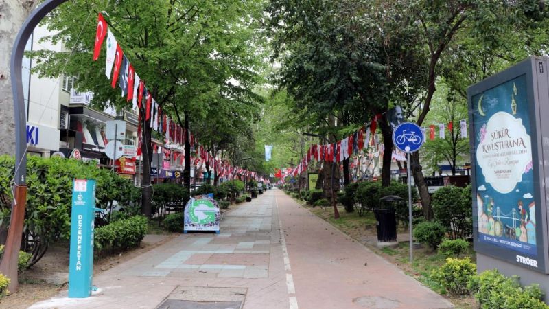 İzmit'te Belediye ekipleri tarafından vatandaşların kullanması için sokağa bırakılan dezenfektan