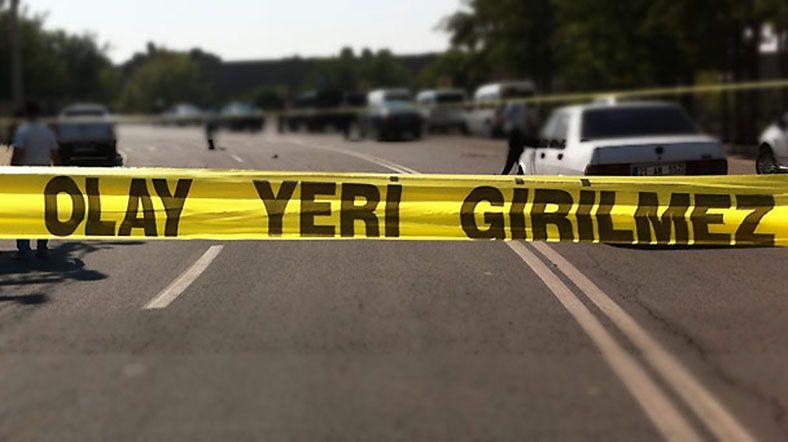  Balıkesir'de minibüsün yol kenarında bulunan beton bloğuna çarptığı kazada