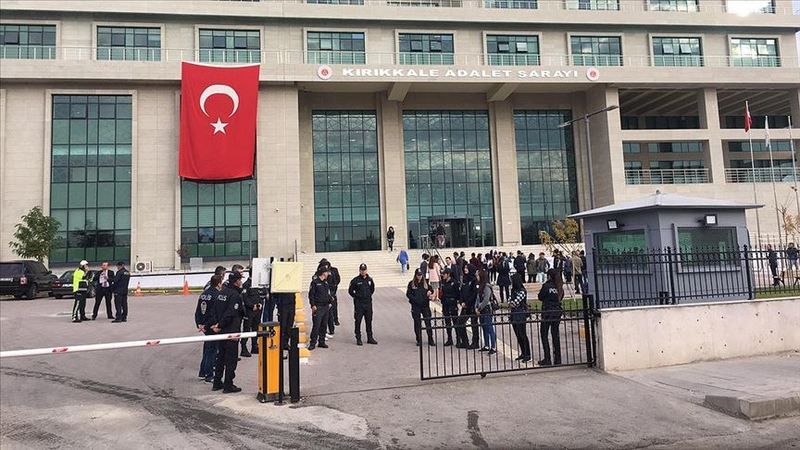 Kırıkkale'de eski eşi Emine Bulut'u 10 yaşındaki kızının yanında boğazından