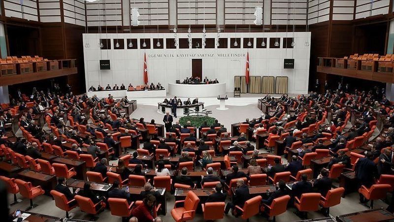 İstanbul Milletvekili Mustafa Yeneroğlu'nun istifasıyla AK Parti'nin Meclisteki sandalye sayısı