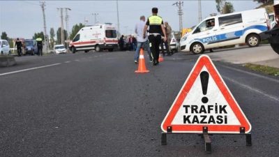 Kocaeli'nin Başiskele ilçesi Yuvacık Mahallesinde buzlanan yolda kontrolden çıkan otomobil