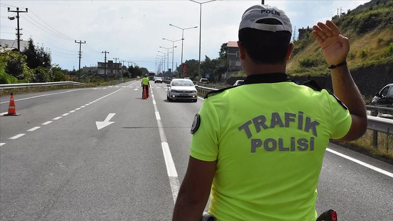 Kocaeli'nin Karamürsel ilçesinde uygulama noktasında yapılan aramada üzerinde uyuşturucuyla yakalanan