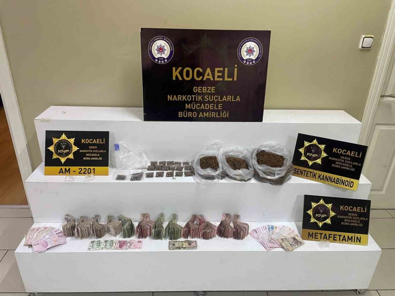 Kocaeli’nin Çayırova ilçesinde düzenlenen uyuşturucu operasyonunda 4 şüpheli yakalanırken, 2