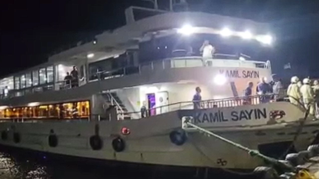 Üsküdar açıklarında kıyıya yanaşan yolcu vapuru ile yük gemisi çarpıştı.