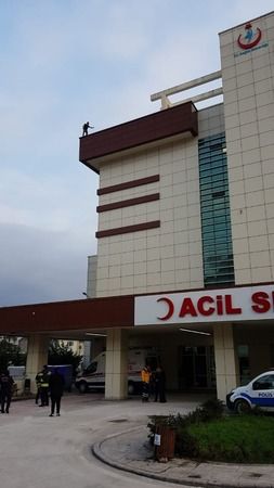 Kocaeli Devlet Hastanesi'nin çatısına çıkan İ.A kira borcunu ödeyemediği için