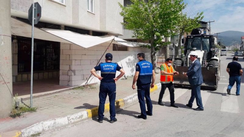 Körfez’de kaçak olarak yapıldığı tespit edilen bina, sundurmalar ve eklentiler,