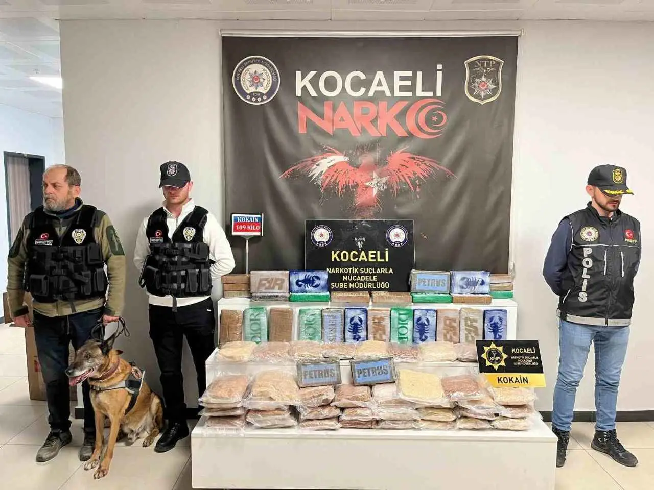  Kocaeli'de polis ekiplerince iki iş yerine düzenlenen operasyonda 68 bin
