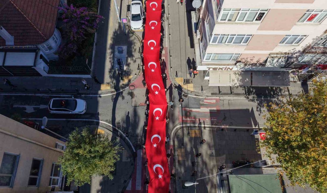 Pendik’te 102 metrelik Türk bayrağıyla Cumhuriyet kutlaması havadan görüntülendi.