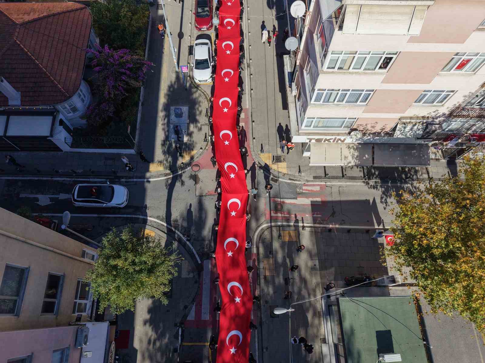 Pendik’te 102 metrelik Türk bayrağıyla Cumhuriyet kutlaması havadan görüntülendi.