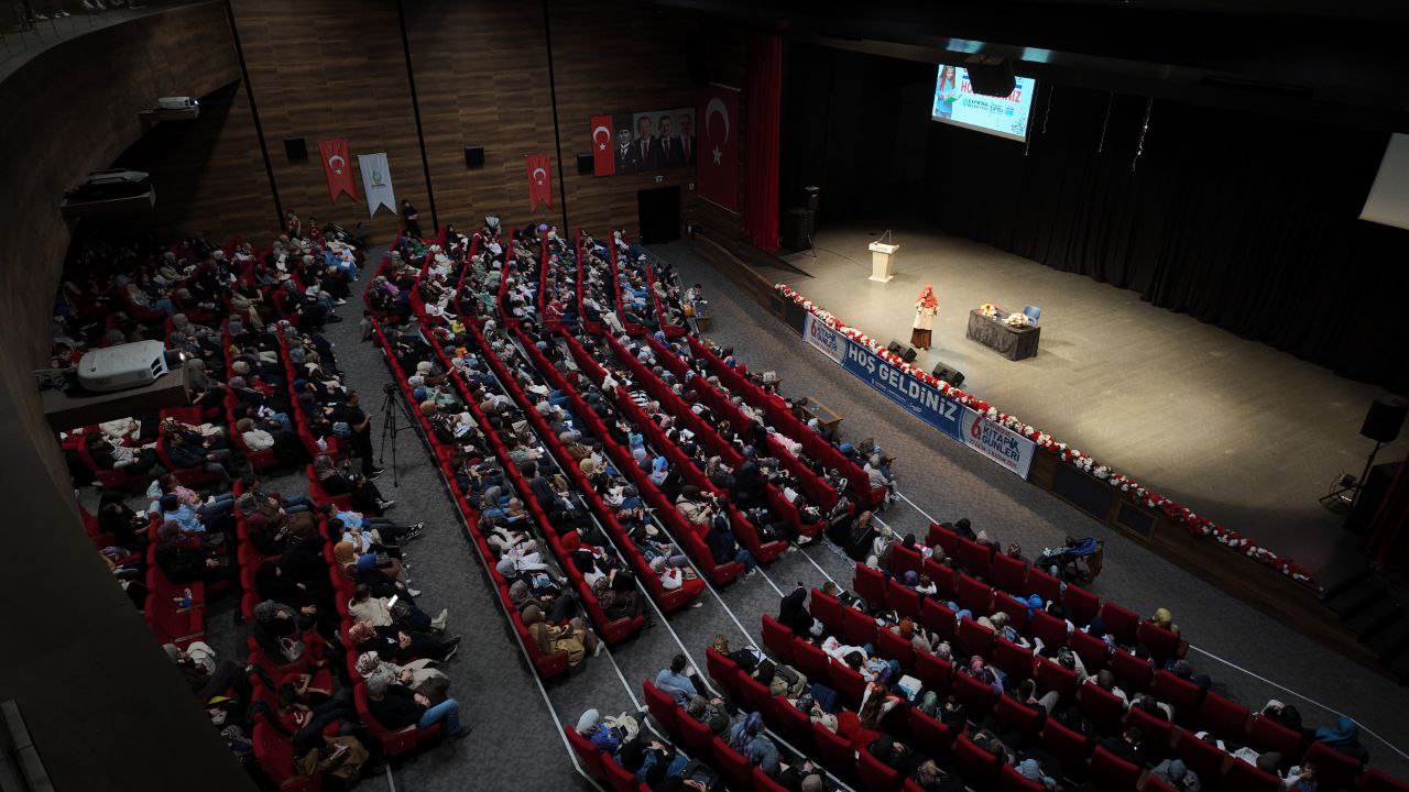 6. Çayırova Kitap Günleri kapsamında Çayırovalı okurlarıyla bir araya gelen