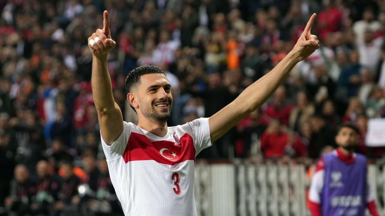 Futbol kariyerini Suudi Arabistan Ligi ekiplerinden Al-Ahli’de sürdüren Kocaelili milli